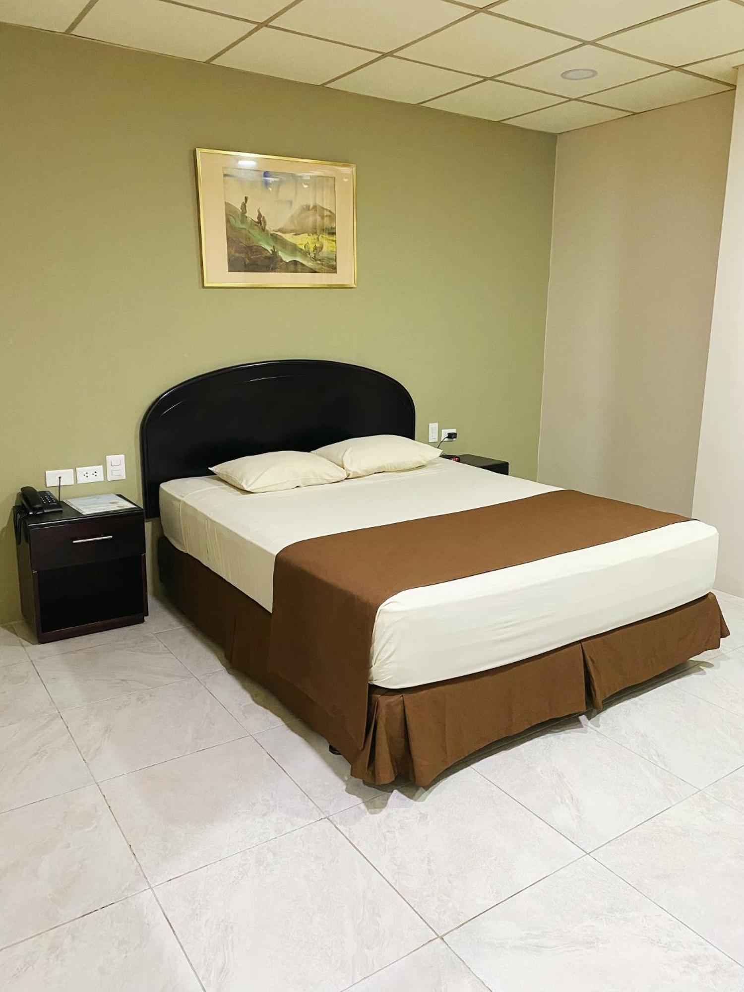 Hotel Ramada Guayaquil Exteriör bild